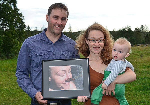 Fredrik Vestgöte med sin inramade bild, tillsammans med sin sötnosiga fru Nanny och sonen Lukas.