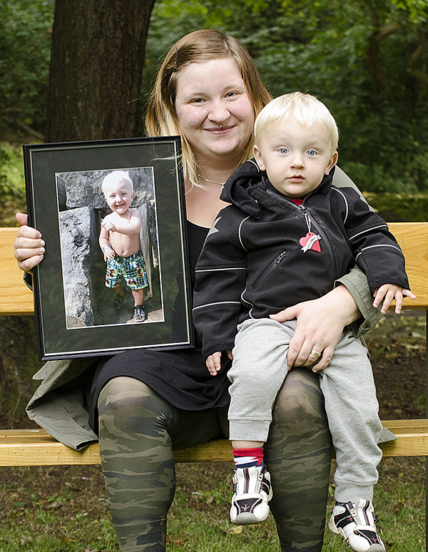 Josefineé Lindgren med sitt inramade foto och sonen Lukas i dubbel upplaga